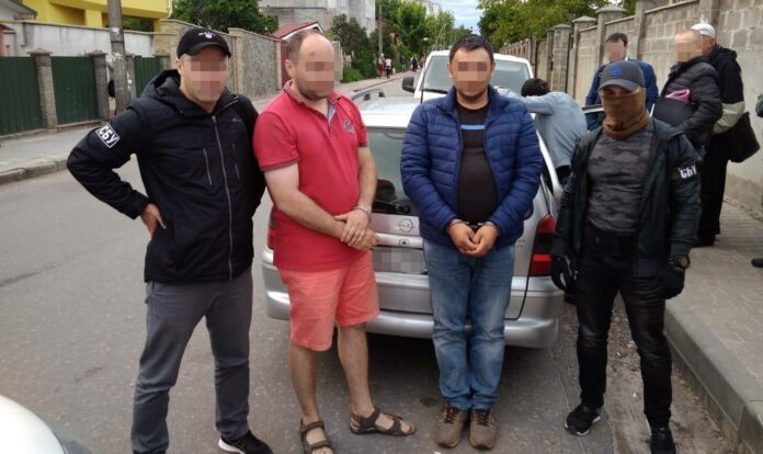 У Винниках СБУ викрила банду рекетирів (фото) У Винниках СБУ викрила банду рекетирів (фото)