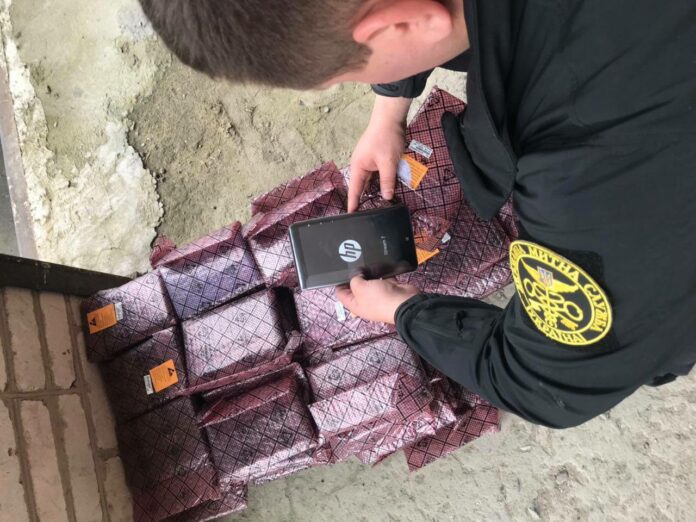 Львівські митники вилучили 110 планшетних комп’ютерів Hewlett-Packard (фото) Львівські митники вилучили 110 планшетних комп’ютерів Hewlett-Packard (фото)