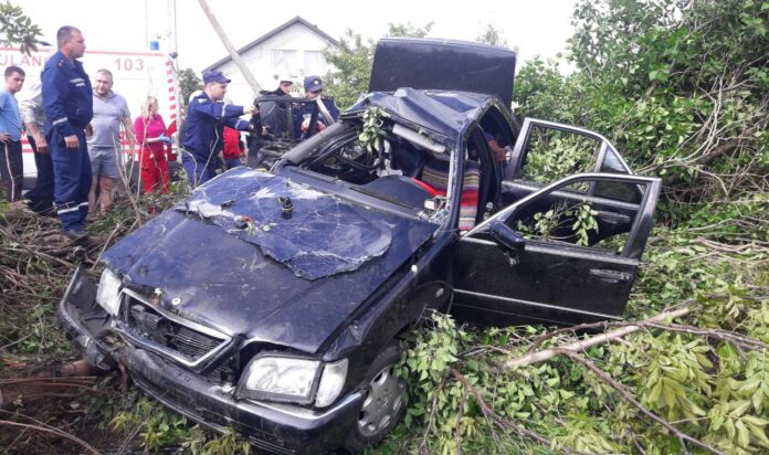 На Львівщині водій «Мерседеса» влетів у дерево: двоє людей загинули, ще двох госпіталізували (фото) На Львівщині водій «Мерседеса» влетів у дерево: двоє людей загинули, ще двох госпіталізували (фото)