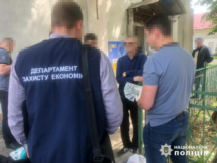 На Львівщині затримали на хабарі посадовця мерії (фото) На Львівщині затримали на хабарі посадовця мерії (фото)
