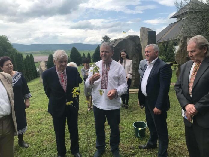 Онук Франка посадив дуба біля садиби свого діда (фото) Онук Франка посадив дуба біля садиби свого діда (фото)