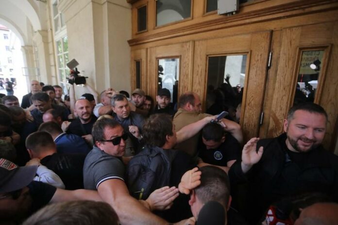 Штурм Львівської міськради: поліцейські встановлюють обставини події Штурм Львівської міськради: поліцейські встановлюють обставини події
