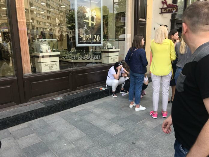 У центрі Львова на жінку впав камінь із фасаду нічного клубу (фото) У центрі Львова на жінку впав камінь із фасаду нічного клубу (фото)
