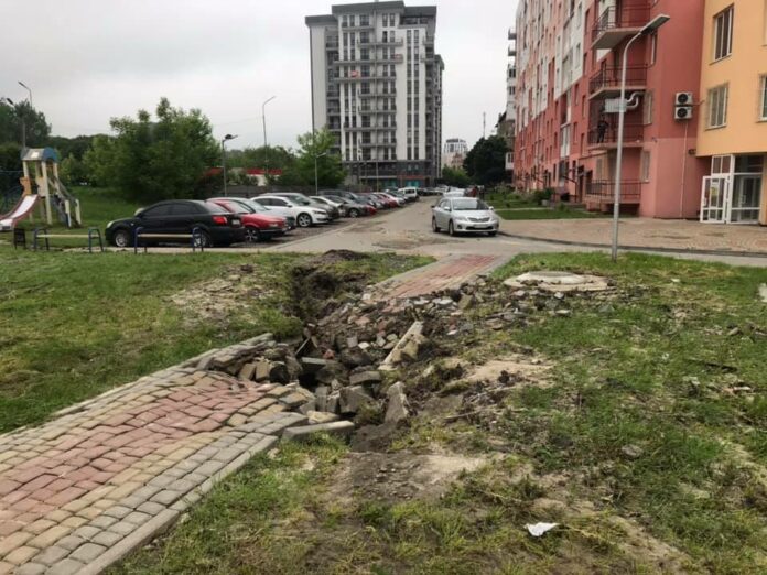Негода у Львові: на проспекті Чорновола провалилась бруківка (фото) Негода у Львові: на проспекті Чорновола провалилась бруківка (фото)