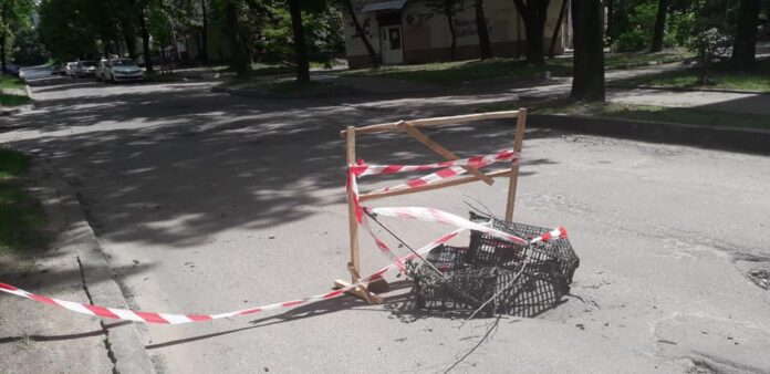 У Львові на одній із вулиць утворилося небезпечне провалля (фото) У Львові на одній із вулиць утворилося небезпечне провалля (фото)