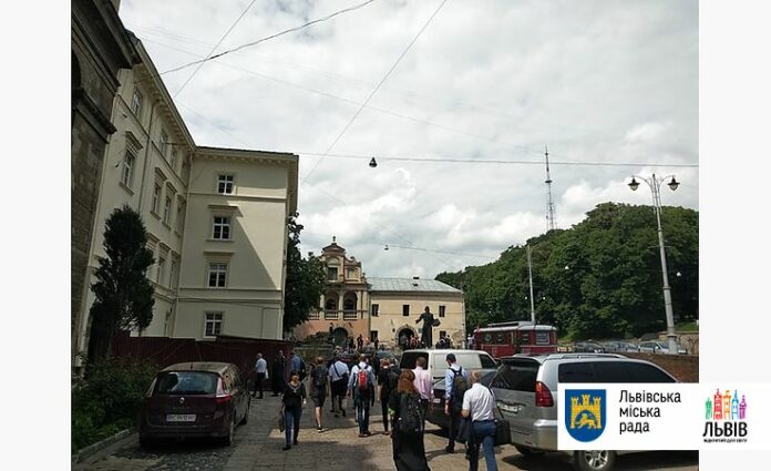У Львові поліція затримала чоловіка, який намагався викрасти стовпці для обмеження заїзду У Львові поліція затримала чоловіка, який намагався викрасти стовпці для обмеження заїзду