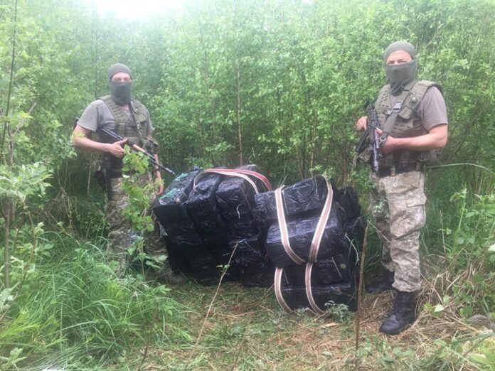 На Буковині контрабандисти втекли, покинувши 15 пакунків сигарет (фото) На Буковині контрабандисти втекли, покинувши 15 пакунків сигарет (фото)