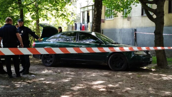У Львові неадекватний водій, тікаючи від поліції, заїхав на газон (фото, відео) У Львові неадекватний водій, тікаючи від поліції, заїхав на газон (фото, відео)