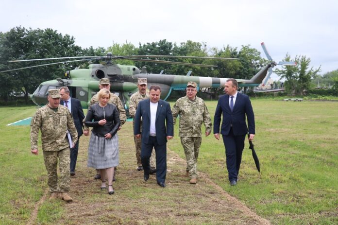 Полторак особисто перевірив, як будується військовий ліцей у Червонограді (фото) Полторак особисто перевірив, як будується військовий ліцей у Червонограді (фото)