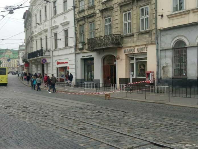 У центрі Львова через ремонтні роботи обмежено рух транспорту (фото) У центрі Львова через ремонтні роботи обмежено рух транспорту (фото)