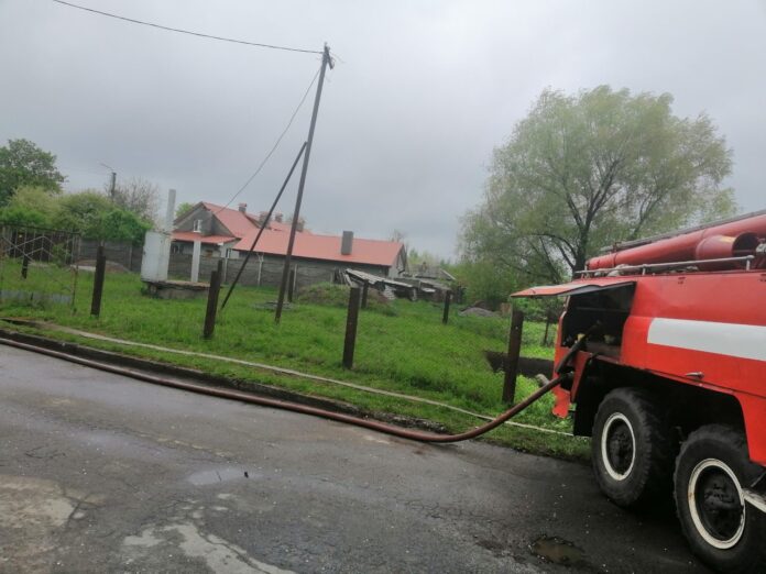 У Червонограді рятувальники ліквідовують наслідки негоди У Червонограді рятувальники ліквідовують наслідки негоди