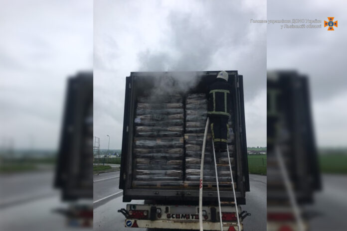 На Львівщині в причепі вантажного автомобіля загорілося вугілля На Львівщині в причепі вантажного автомобіля загорілося вугілля