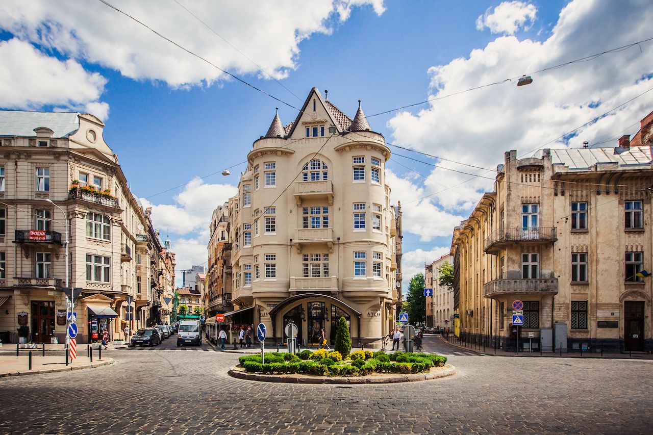 Buildings-and-cobbled-streets-in-Lviv-Ukraine