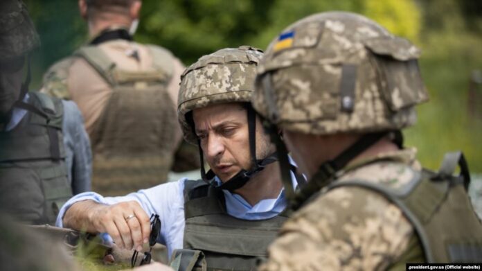 Зеленський вперше як президент приїхав на передову Зеленський вперше як президент приїхав на передову