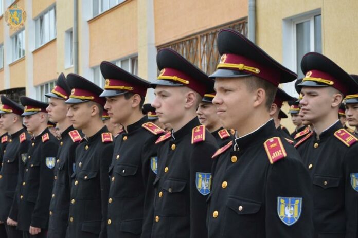 У Львівському військовому ліцеї імені Героїв Крут пролунав останній дзвоник У Львівському військовому ліцеї імені Героїв Крут пролунав останній дзвоник