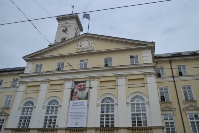 У Львові на фасаді Ратуші вивісили банер зі світлиною Блаженнішого Любомира Гузара У Львові на фасаді Ратуші вивісили банер зі світлиною Блаженнішого Любомира Гузара