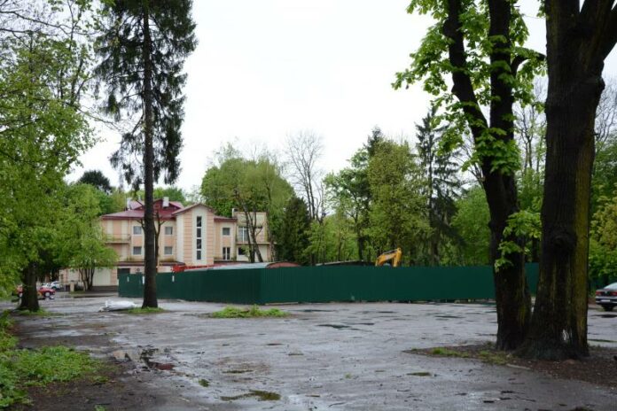 Чиновник Львівської міськради отримає догану через руйнування пам’ятки у Стрийському парку Чиновник Львівської міськради отримає догану через руйнування пам’ятки у Стрийському парку