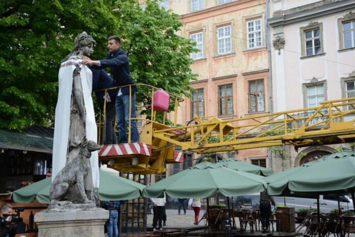 Скульптури в центрі Львова одягнули у вишиванки Скульптури в центрі Львова одягнули у вишиванки