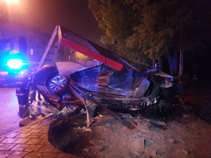 У Львові поляк врізався в рекламний щит: конструкція впала на автомобіль У Львові поляк врізався в рекламний щит: конструкція впала на автомобіль