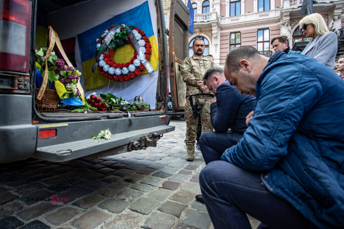 У Львові попрощалися із загиблим героєм Іваном Сакалем (фото) У Львові попрощалися із загиблим героєм Іваном Сакалем (фото)