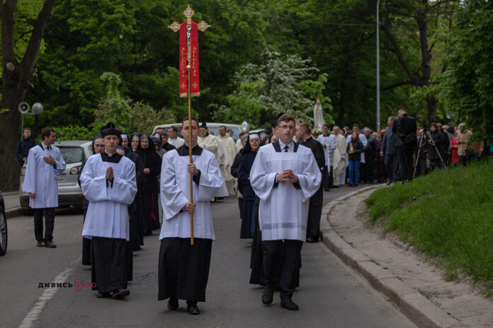 Львовом пройшла хода на честь Пресвятої Діви Марії Фатімської (фоторепортаж) Львовом пройшла хода на честь Пресвятої Діви Марії Фатімської (фоторепортаж)