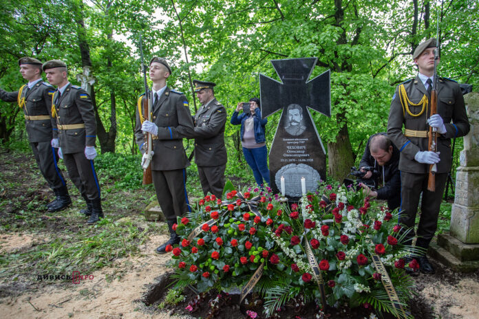 На Львівщині відкрили пам’яник генерал-хорунжому УНР: в урочистостях взяв участь Анатолій Матіос (фото) На Львівщині відкрили пам’яник генерал-хорунжому УНР: в урочистостях взяв участь Анатолій Матіос (фото)
