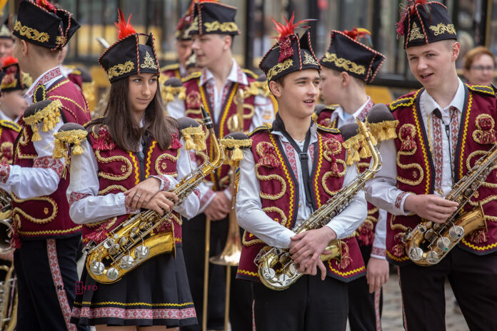 Як на площі Ринок виступив «вишиванковий» духовий оркестр «Львівські фанфари» (фото) Як на площі Ринок виступив «вишиванковий» духовий оркестр «Львівські фанфари» (фото)