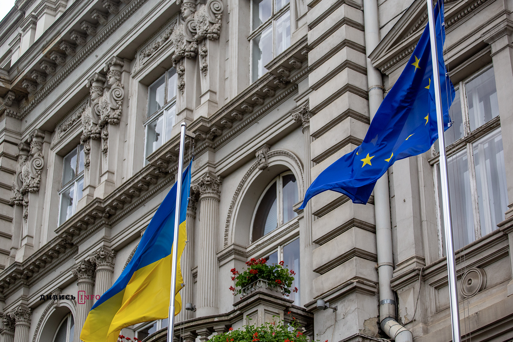 Дні Європи у Львові: у центрі міста урочисто підняли Державні прапори України та Євросоюзу (фото)