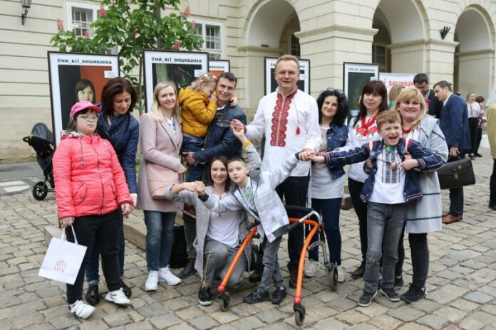 На площі Ринок відкрили фотовиставку дітей з інвалідністю «Усі ми — вишиванка» На площі Ринок відкрили фотовиставку дітей з інвалідністю «Усі ми — вишиванка»