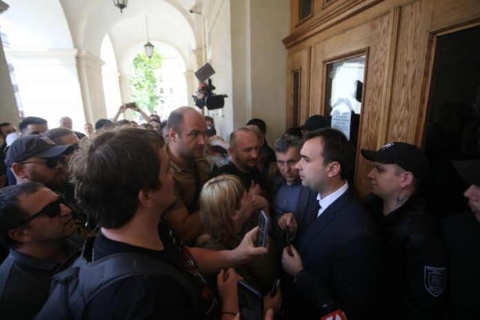 Чиновника мерії Львова госпіталізували після побиття представниками ГО Чиновника мерії Львова госпіталізували після побиття представниками ГО