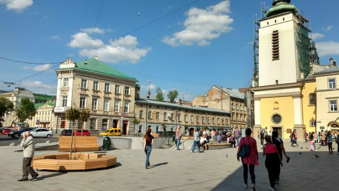 На площі Митній відремонтували освітлення На площі Митній відремонтували освітлення