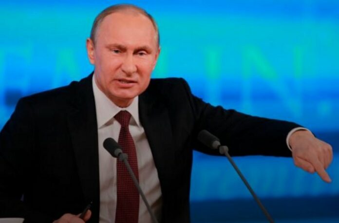 Путін підписав указ про видачу паспортів РФ українцям, які поїхали з окупованого Донбасу та з Криму Путін підписав указ про видачу паспортів РФ українцям, які поїхали з окупованого Донбасу та з Криму