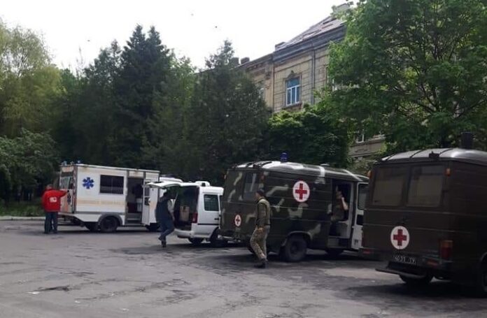 До Львова прибув літак з пораненими на Донбасі військовими (відео) До Львова прибув літак з пораненими на Донбасі військовими (відео)