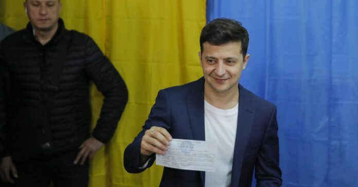 Зеленського оштрафували на 850 гривень за демонстрацію виборчого бюлетеня Зеленського оштрафували на 850 гривень за демонстрацію виборчого бюлетеня