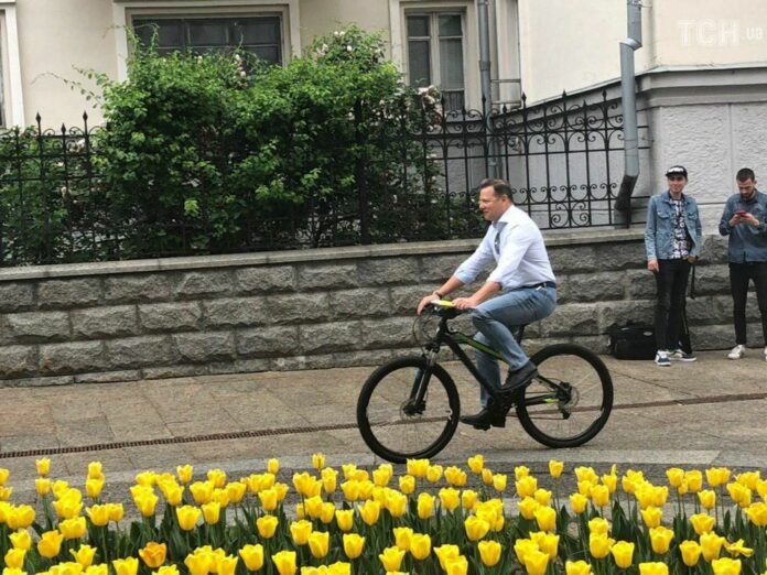Ляшко на велосипеді приїхав до АП на зустріч із Зеленським Ляшко на велосипеді приїхав до АП на зустріч із Зеленським