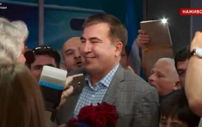 Зустріли з короваєм: Саакашвілі прилетів в Україну Зустріли з короваєм: Саакашвілі прилетів в Україну