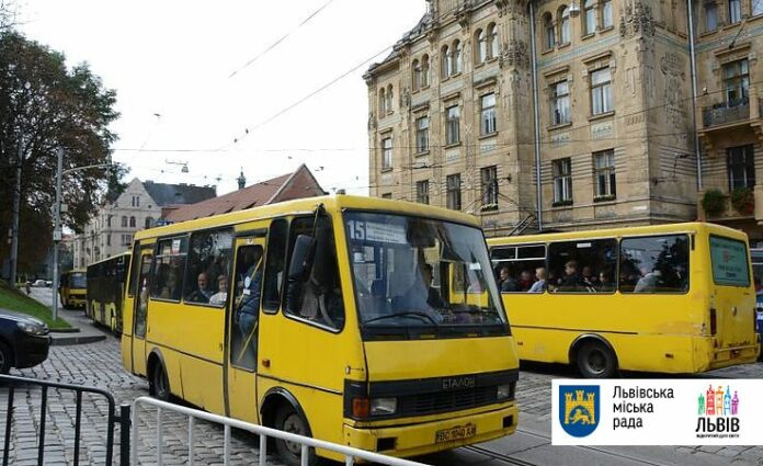 Школярі у Львові більше не можуть їздити безкоштовно у маршрутках Школярі у Львові більше не можуть їздити безкоштовно у маршрутках