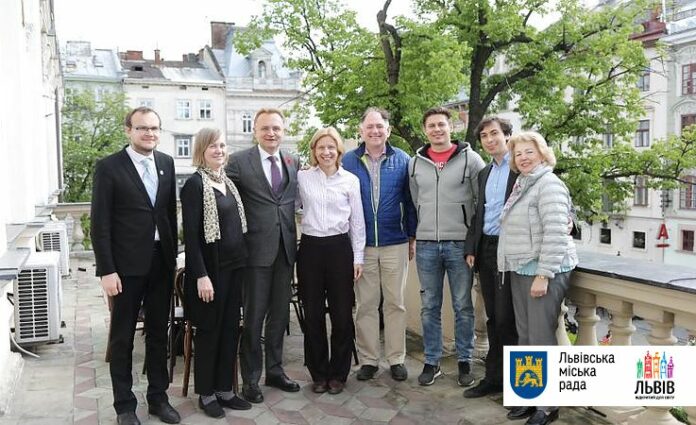 Садовий зустрівся зі старшим директором однієї з найбільших інвест-компаній світу Садовий зустрівся зі старшим директором однієї з найбільших інвест-компаній світу