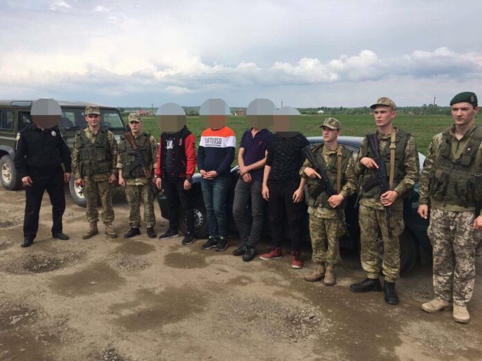 На Львівщині прикордонники затримали шістьох нелегалів (фото) На Львівщині прикордонники затримали шістьох нелегалів (фото)