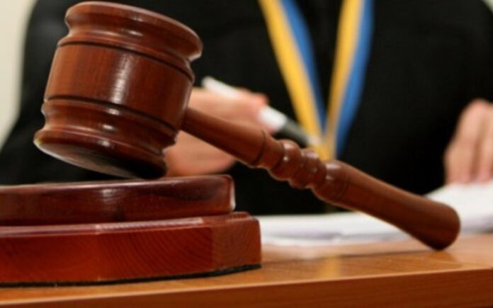 Жінку з Соснівки, яка, ймовірно, проламала череп 11-річній дівчинці, взяли під варту Жінку з Соснівки, яка, ймовірно, проламала череп 11-річній дівчинці, взяли під варту