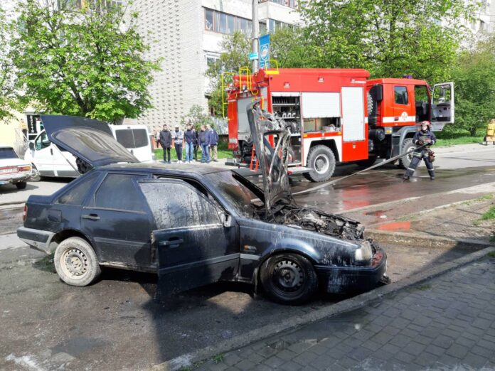 У Львові вщент згорів автомобіль (фото) У Львові вщент згорів автомобіль (фото)