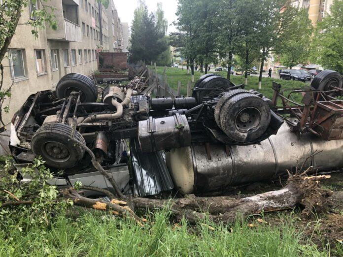 У Трускавці вантажівка з’їхала у кювет та перекинулася У Трускавці вантажівка з’їхала у кювет та перекинулася