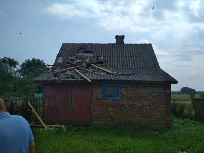 На Львівщині через сильні зливи рятувальники відкачували воду із колодязів (фото) На Львівщині через сильні зливи рятувальники відкачували воду із колодязів (фото)