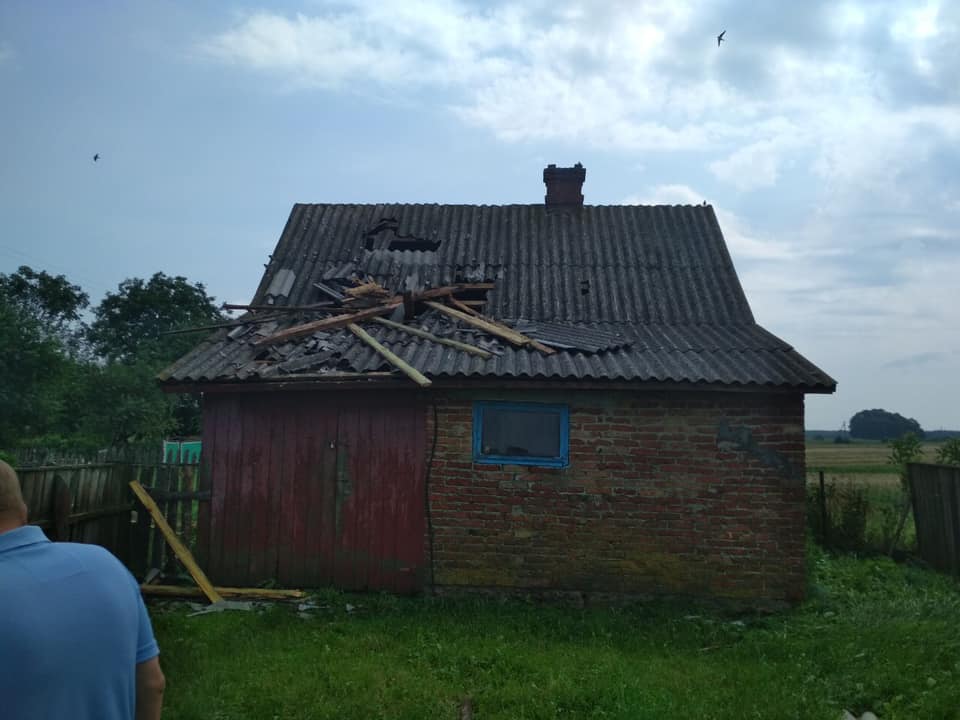 На Львівщині через сильні зливи рятувальники відкачували воду із колодязів (фото)