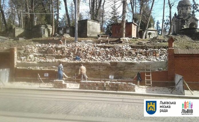 У Львові відремонтовано чотири аварійні секції муру Личаківського кладовища У Львові відремонтовано чотири аварійні секції муру Личаківського кладовища