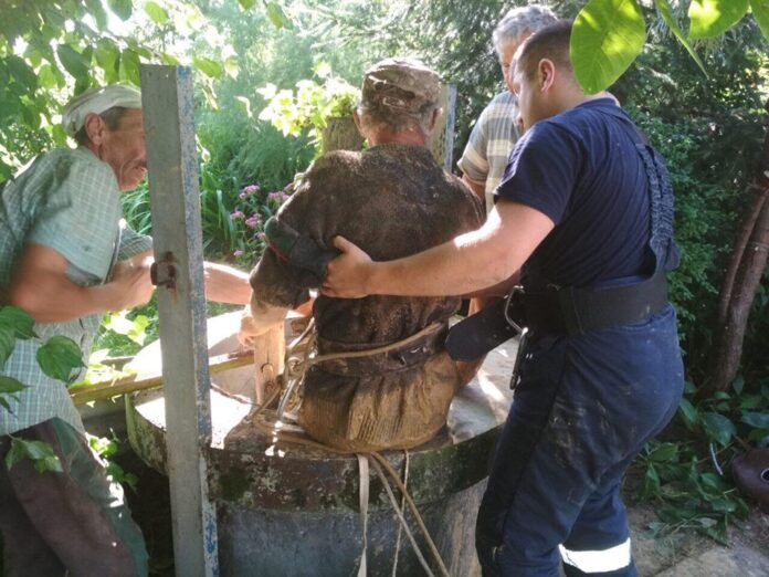 На Львівщині рятувальники витягнули чоловіка із колодязя (фото) На Львівщині рятувальники витягнули чоловіка із колодязя (фото)