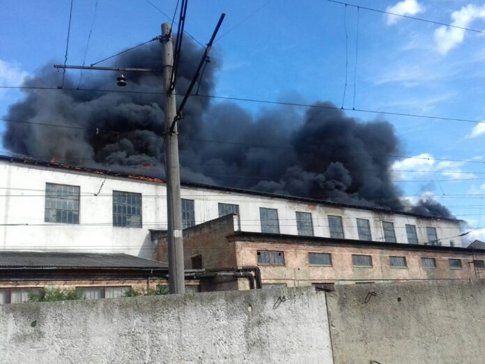 У Львові біля залізничного вокзалу горить локомотивне депо (фото). ОНОВЛЕНО У Львові біля залізничного вокзалу горить локомотивне депо (фото). ОНОВЛЕНО