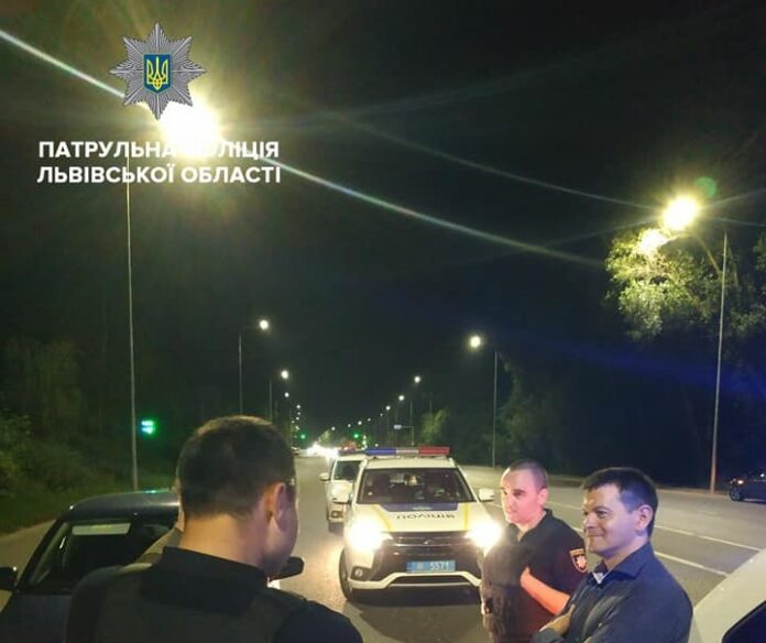 У Львові патрульні завадили вуличним автоперегонам (фото) У Львові патрульні завадили вуличним автоперегонам (фото)