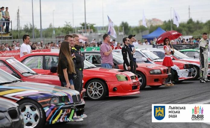 У Львові тривають видовищні змагання з дріфтингу У Львові тривають видовищні змагання з дріфтингу