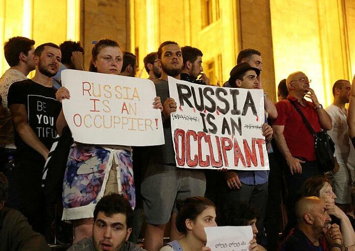 Біля будівлі парламенту у Грузії поновилися протести Біля будівлі парламенту у Грузії поновилися протести